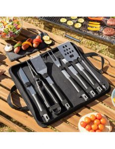 MERCAHOGAR ¡InnovaGoods te ofrece las mejores novedades para tu hogar, como Kit de Utensilios para Barbacoa con Maletín BBSet InnovaGoods 12 Piezas ! Descubre una amplia gama de productos de calidad que destacan por su funcionalidad, eficacia e innovador diseño: Iluminación, organización, decoración, climatización, jardín, mascotas, limpieza, etc. Un kit de utensilios para barbacoa con maletín de transporte que incluye tenedor, cuchillo, brocha de silicona, espátula con abrebotellas, 5 pinchos para brochetas, pinzas con lateral dentado para comprobar el punto de cocción y cepillo de limpieza. Este completo juego de accesorios para barbacoa dispone de todo lo que necesitas. Los utensilios de gran calidad son de acero inoxidable y disponen de mangos antiquemaduras con orificios para colgar. Set BBQ Todo en 1: este selecto kit BBQ contiene todos los accesorios indispensables para que puedas cocinar con facilidad: espátula-abrebotellas, pinzas dentadas, tenedor, cuchillo, pincel y 5 brochetas. Además, el set incluye cepillo de limpieza para la barbacoa. Diseño de calidad: los utensilios son de acero inoxidable de gran resistencia y durabilidad, con un diseño moderno y elegante que facilita su uso y manejo para que tu experiencia en la barbacoa sea lo más agradable posible y prepares una deliciosa comida para tu familia y amigos. Una opción ideal para regalar. Mangos antiquemaduras: estos utensilios BBQ cuentan con mangos ergonómicos extralargos que mantienen tus manos alejadas del fuego para evitar quemaduras mientras cocinas, así podrás preparar deliciosas barbacoas con la máxima protección y seguridad. Los mangos tienen orificios para poder colgarlos si lo deseas. Maletín de almacenaje y transporte: este completo set BBQ incluye un maletín con cremallera y 2 asas para que puedas guardar y llevar a cualquier parte todos los utensilios de barbacoa con total comodidad. En su interior, este estuche dispone de cintas ajustables con velcro para fijar y sujetar bien los utensilios. Fácil limpieza en lavavajillas: todos estos utensilios para barbacoa son aptos para lavavajillas, así que no tendrás que preocuparte ni perder tiempo en su limpieza, una vez que termines de usarlos, sólo tienes que dejarlos en tu lavavajillas y disfrutar de la compañía de tus invitados. Material: Polipropileno Silicona Acero Inoxidable Color: Gris Negro Tipo: Utensilios para barbacoas Mangos antideslizantes: Protección antiquemaduras Orificio para colgar Características: Cintas ajustables para fijar los utensilios Fácil limpieza: Apto para lavavajillas Número de piezas: 12 Piezas Incluye: 5 pinchos espátula, pinzas, brocha, tenedor y cuchillo Cepillo de Limpieza para Barbacoas Maletín/Estuche Medidas aprox.: 43 x 20,2 x 5 cm Packaging en 24 idiomas: inglés, francés, español, alemán, italiano, portugués, holandés, polaco, húngaro, rumano, danés, sueco, finés, lituano, noruego, esloveno, griego, checo, búlgaro, croata, eslovaco, estonio, ruso, letón